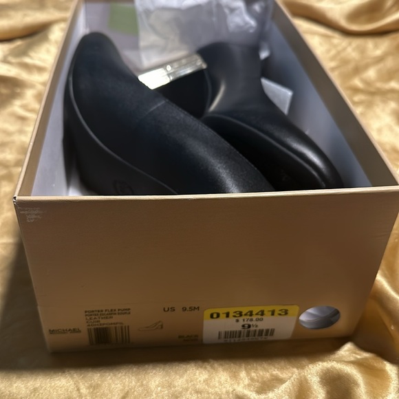 ✨— BRAND NEW — ✨ Michael Kors - Porter Flex Pump - Black - Women’s 9.5 👠 - Picture 4 of 5